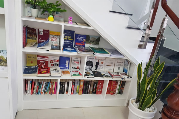 Thư viện mini dưới gầm cầu thang 8