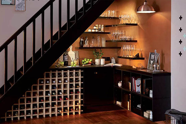 Gầm cầu thang đẹp với quầy bar, tủ rượu nhỏ xinh 6