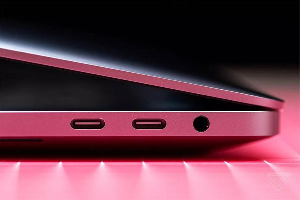 Máy được trang bị 4 cổng USB-C chuẩn Thunderbolt 3 và cổng tai nghe 3,5 mm