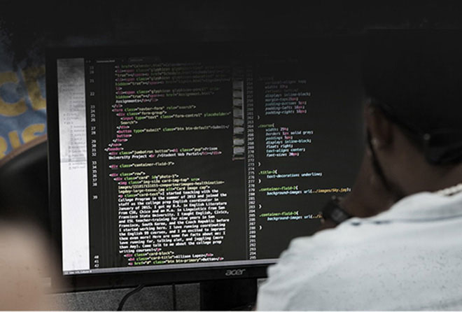 Các tù nhân đang học code.