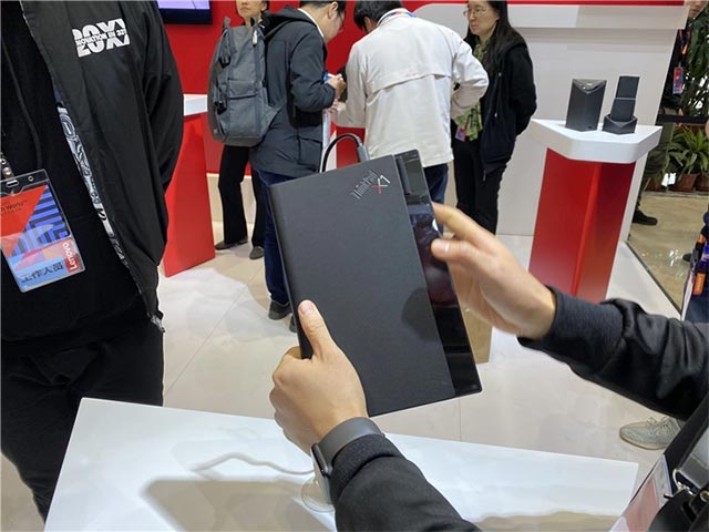 ThinkPad X1 ở trạng thái gấp