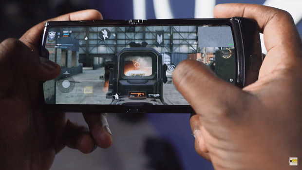Trải nghiệm chơi game trên smartphone màn hình gập Motorola Razr 2019 