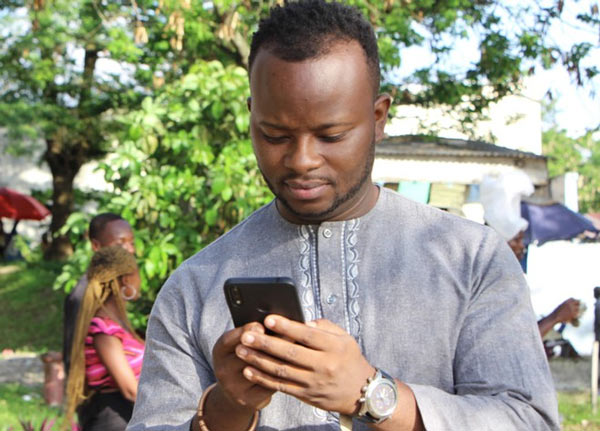 Eric Kasinga, từng phải để lại đôi giày mới của mình ở hàng Internet vì không đủ tiền trả. Ảnh: BBC.
