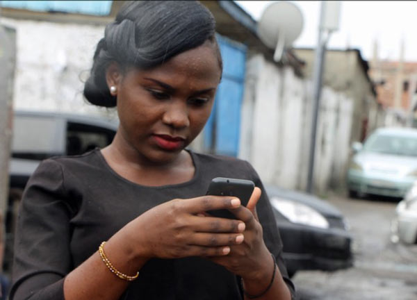 Nhiều người không dám tải file báo giá trong email vì sợ tốn dung lượng Internet. Ảnh: BBC.