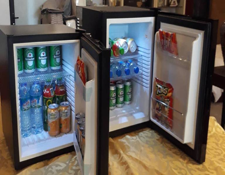 Tại sao đồ trong tủ lạnh minibar khách sạn thường đắt?