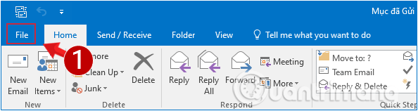Nhấn vào File trên cửa sổ Outlook