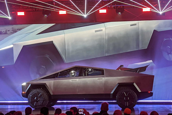 Kính của xe không vượt qua được bài kiểm tra va chạm trên sân khấu buổi ra mắt