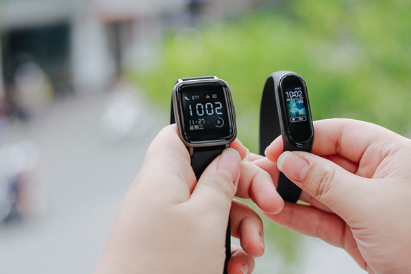 Haylou LS01 có màn hình tối hơn một chút so với Mi Band 4
