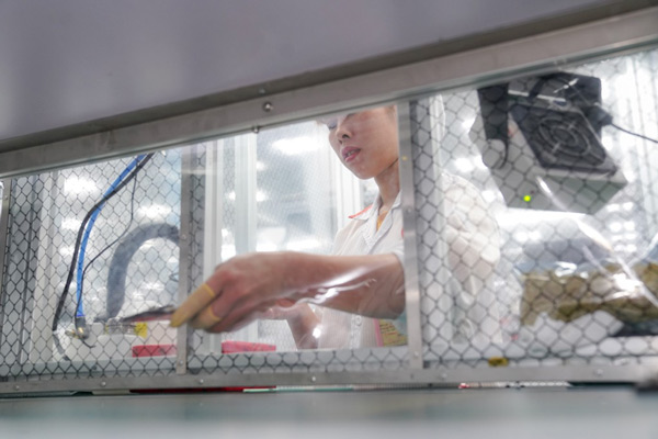 Trước khi vào khu sản xuất, tất cả công nhân là việc trực tiếp với thiết bị đều phải mặc quần áo chống tĩnh điện