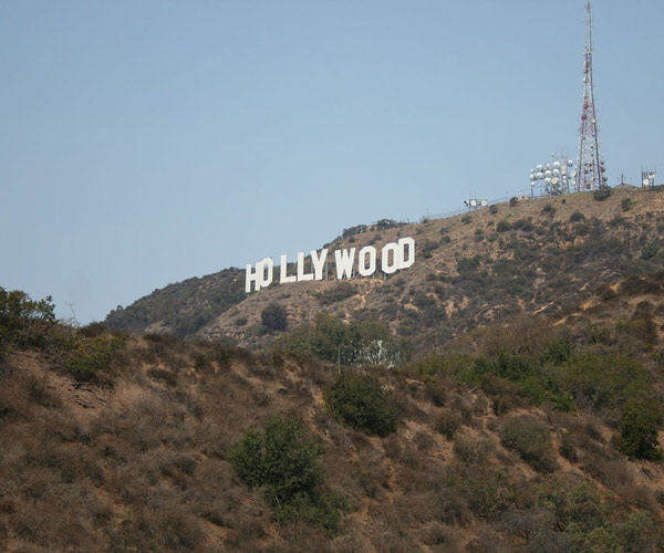 Dòng chữ “Hollywood” ban đầu là “Hollywoodland” một bảng hiệu quảng cáo địa ốc khổng lồ