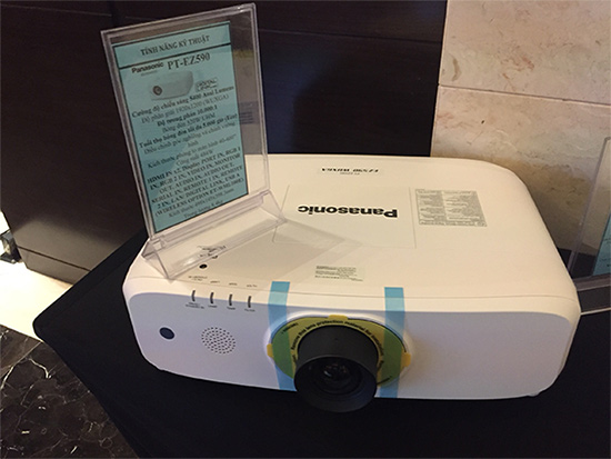 Máy chiếu Panasonic PT-EZ590