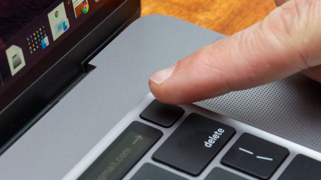 Apple cũng lắng nghe khách hàng bằng cách thêm lại một phím Escape và thiết lập phím mũi tên T đảo ngược