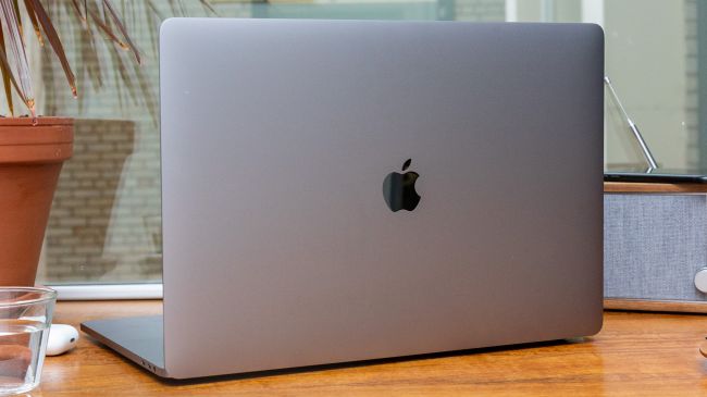 MacBook Pro 16-inch trông rất giống với những MacBook Pro khác