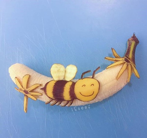 Một chú ong vui vẻ đi kiếm mật được tạo nên từ một quả chuối