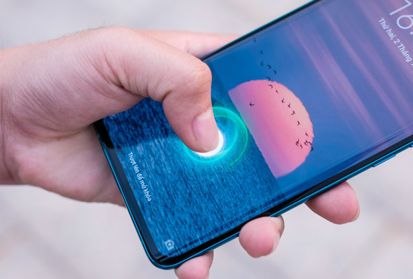 Máy được trang bị cảm biến vân tay dưới màn hình