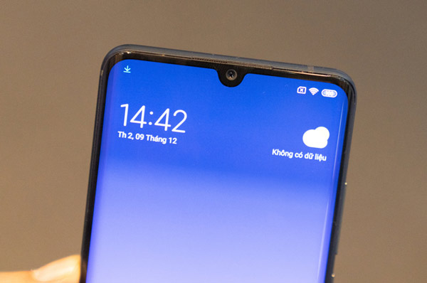Mặt trước của Note 10 có phần khuyết đỉnh hình chữ U chứa camera selfie 32 MP