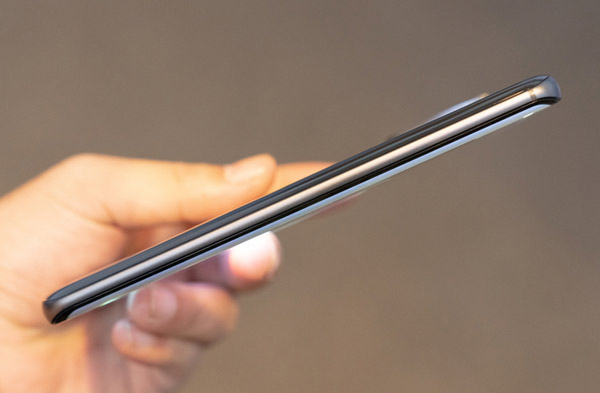 Xiaomi Mi Note 10 bán chính hãng tại Việt Nam có cấu hình gồm chip Snapdragon 730G, 6GB RAM, bộ nhớ trong 128 GB