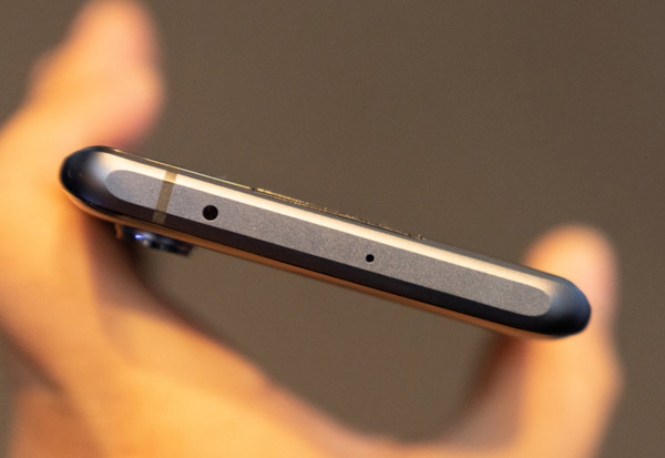 Cổng mic và một cổng hồng ngoại được đặt ở vị trí cạnh trên của máy