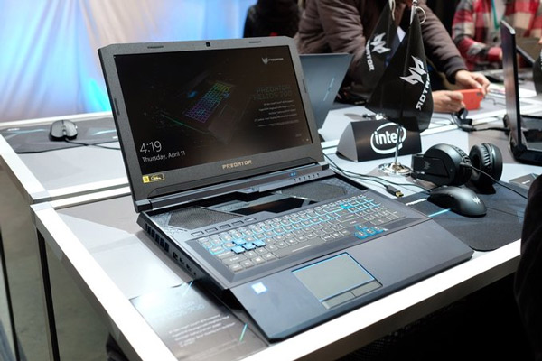 Mặt trước của máy có dạng vân xước chéo cùng logo RGB có thể phát sáng