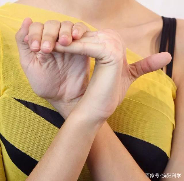 Bẻ ngoặt 4 ngón, trừ ngón cái ra sau, tạo thành một góc vuông 90 độ so với mu bàn tay