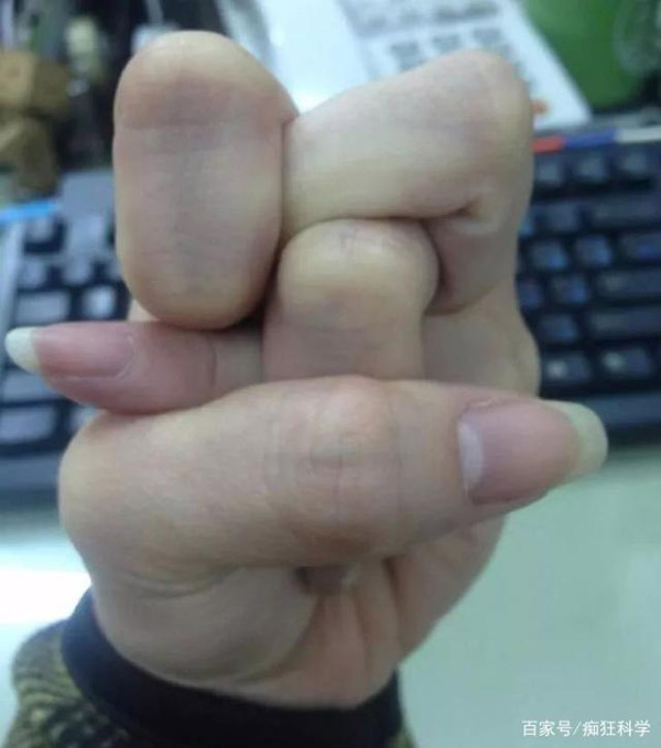 đan các ngón tay chồng chéo thành hình nút dây