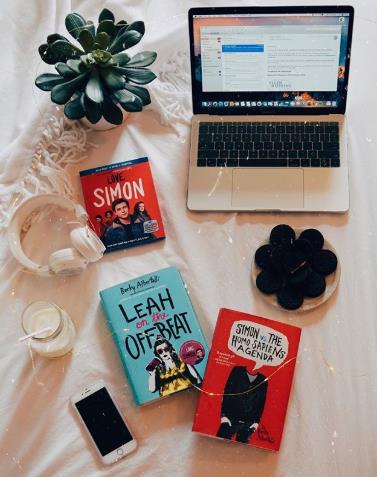 Rất nhiều người chia sẻ những cuốn sách họ thích trên mạng xã hội