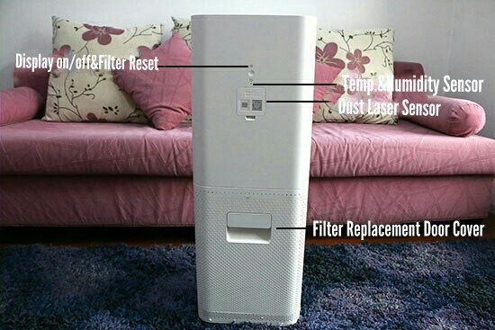 Phần trên của máy là lưới tản nhiệt quạt, công tắc, cảm biến ánh sáng và nút nguồn để bật tắt