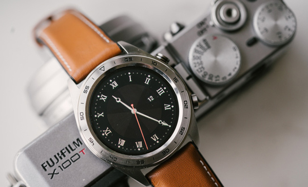 Magic Watch có màn hình tròn OLED với kích thước 1.2 inch