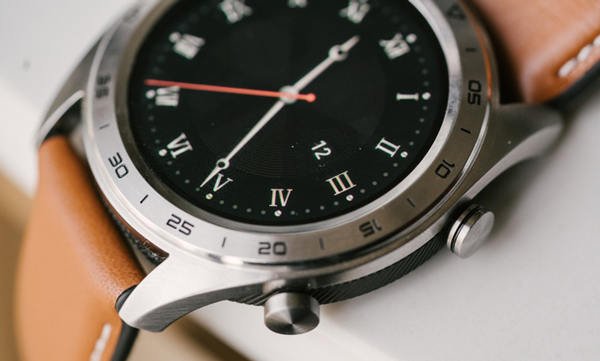 Phần vỏ của đồng hồ được làm bằng nguyên liệu kim loại