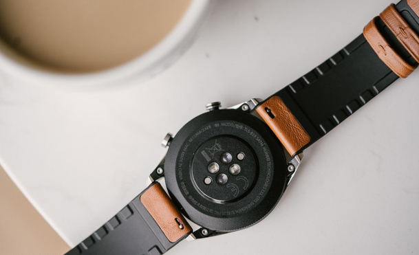 Phần mặt lưng của Watch Magic được làm bằng nhựa