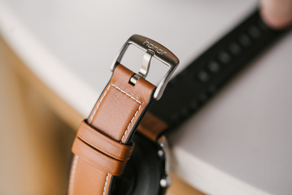 Dây của Watch Magic có phần trên được làm bằng da màu nâu đậm, phía dưới là một lớp cao su