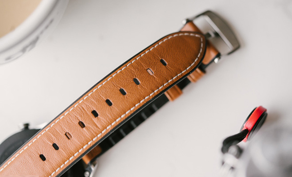 Phần dây này có 1 chốt nhỏ ở phần cuối giúp việc tháo rời để thay thế bằng sợi dây khác dễ dàng hơn