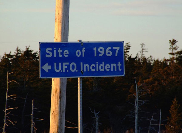 Bảng chỉ đường cho những ai muốn xem chỗ UFO hạ cánh vào năm 1967