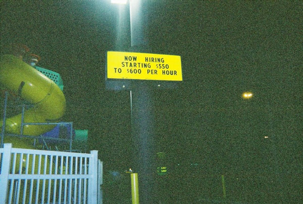 "Cần tuyển nhân viên, lương khởi điểm từ 550 - 600 USD/giờ"