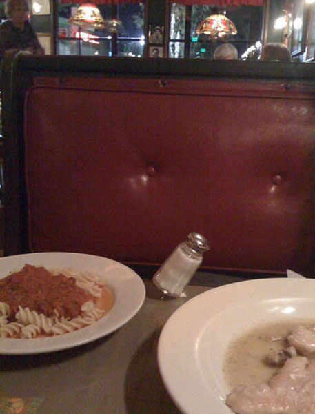 Cái quái gì đang xảy ra với lọ muối trong ảnh vậy?