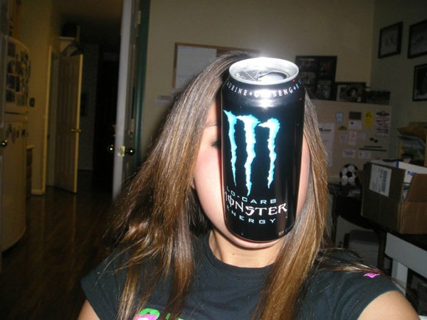 Cô gái đang làm gì vậy?