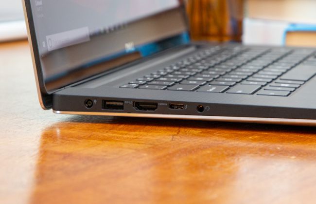 Dọc bên trái là một cổng USB 3.1 Type-A khác với cổng Thunderbolt 3, HDMI 2.0, giắc cắm nguồn và tai nghe