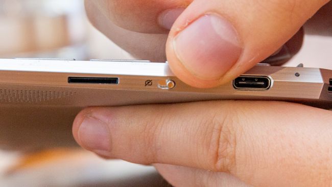 Cạnh phải chứa 2 cổng Thunderbolt 3