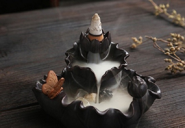 Đốt trầm hương