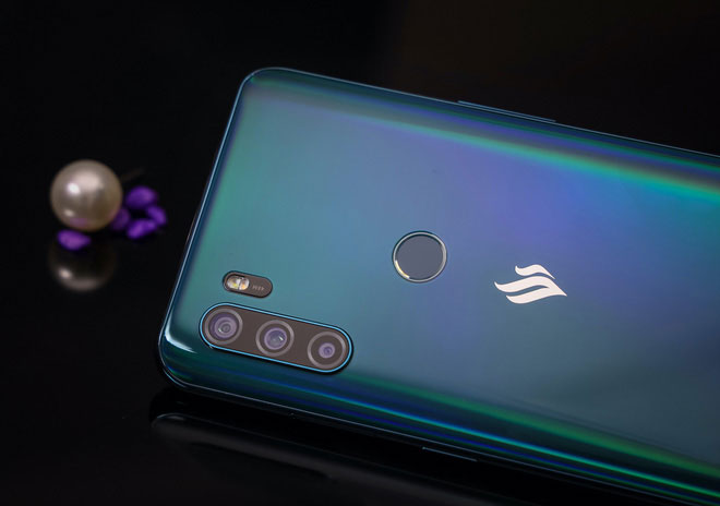Mặt lưng của Active có cụm 3 camera chính đặt dọc và cảm biến vân tay