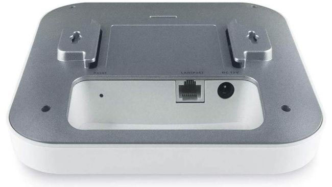 EnGenius EnSky Wi-Fi 6 4x4 Indoor Access Point có thể lắp trên trần nhà