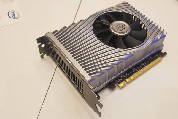 Chiếc card này không có cổng nguồn phụ, phần chân cắm PCIe thuộc loại x16