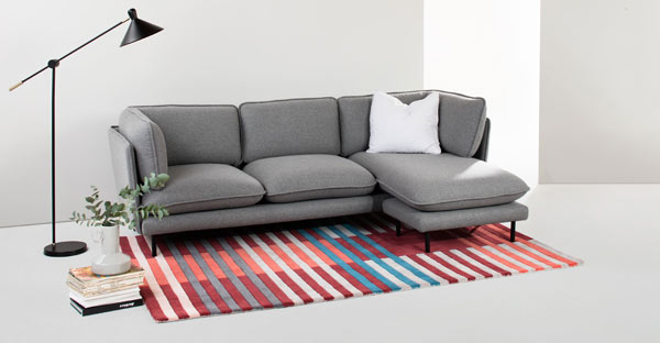 Kiểu sofa nhỏ gọn được thiết kế gọn gàng giúp dễ di chuyển