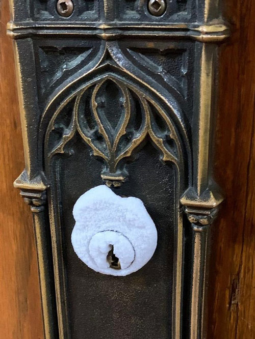 Tuyết chỉ đọng lại trên ổ khóa