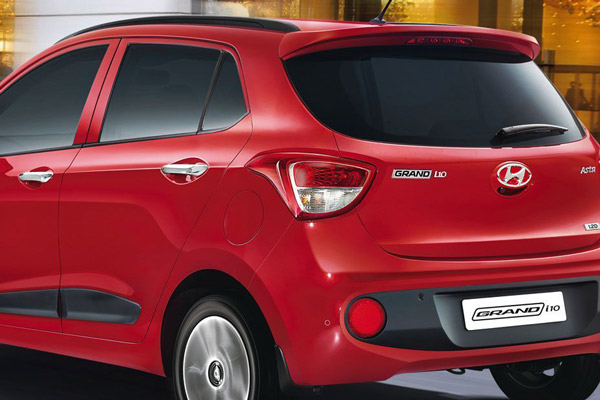Phía sau xe Huyndai Grand i10 thích hợp để trang bị camera lùi