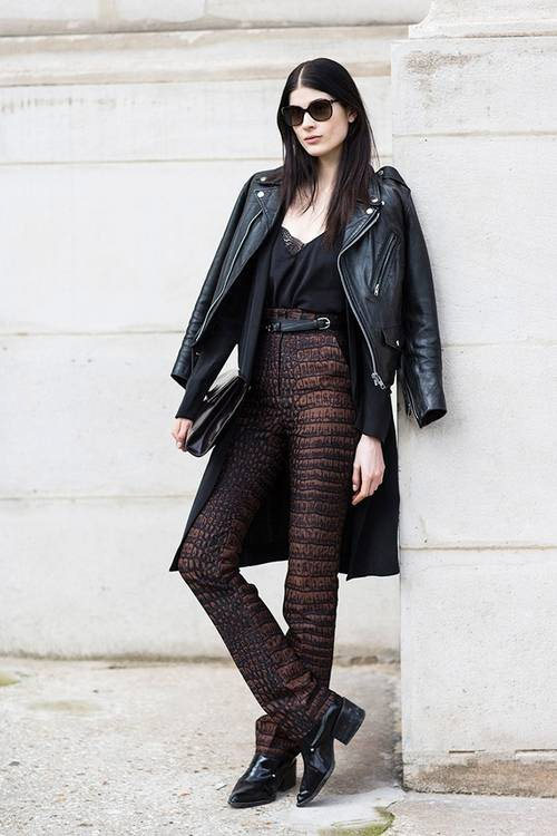 Vắt chéo chân ra phía trước sẽ giúp bạn trở nên cá tính hơn