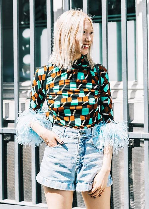 Nghiêng mặt, không nhìn vào ống kính sẽ giúp bạn khoe trọn sống mũi cao của mình