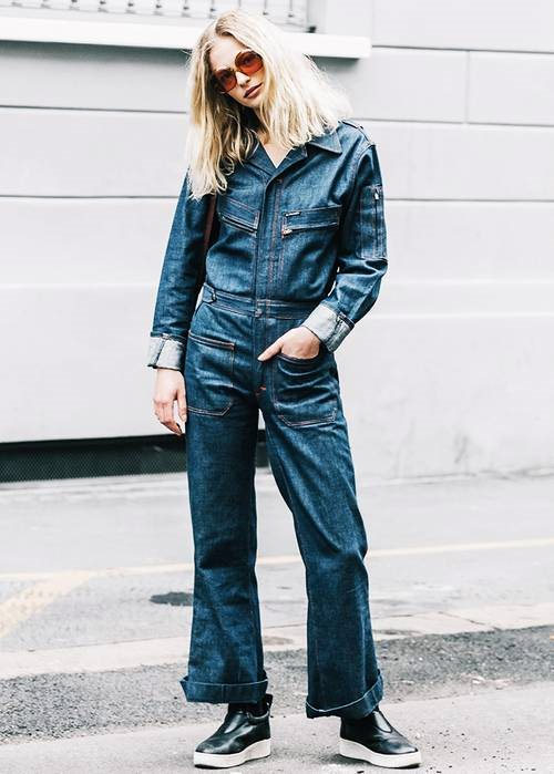 Với cách tạo dáng nghiêng đầu sang một bên khi đứng chụp ảnh, trông bạn sẽ thật duyên dáng và dễ thương