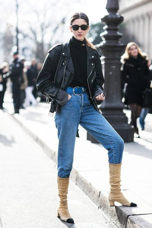 Đặt chân lên vỉa hè