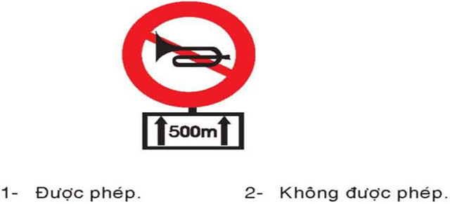 Câu hỏi 18: Chiều dài đoạn đường 500m từ nơi đặt biển báo này, người lái xe có được phép bấm còi không?